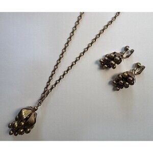 VTG Celebrity NY Pendant Necklace Earrings Set Gold Tone Grape Cluster Pierced